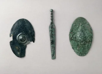 Miniaturmodelle von Waffen: L-R: Schild aus Leafield, Oxon; Schwert und Schild aus einem späten Eisenzeit-Schrein in Frilford, Berks (Bronze)